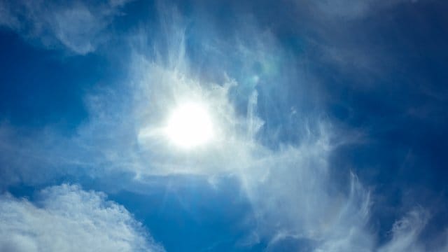 Die Sonne scheint am blauen Himmel Die Sonne scheint am blauen Himmel