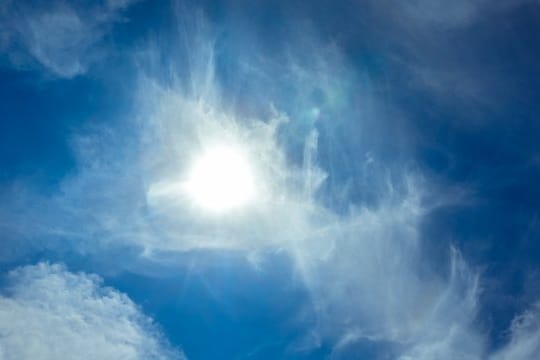 Die Sonne scheint am blauen Himmel