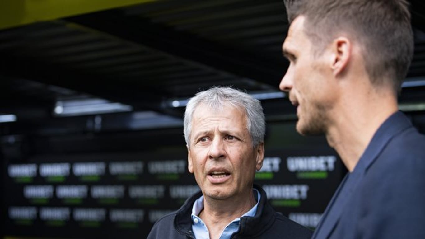 Müssen mindestens noch ein Jahr auf einen weiteren BVB-Titel warten: Lucien Favre (l) und Sebastian Kehl.