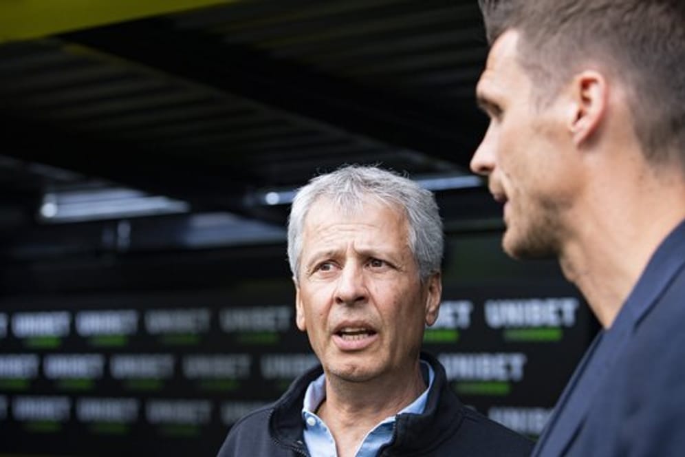 Müssen mindestens noch ein Jahr auf einen weiteren BVB-Titel warten: Lucien Favre (l) und Sebastian Kehl.
