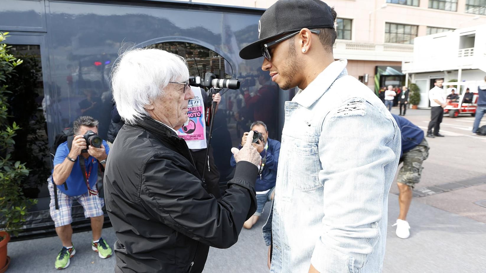 Plausch im Fahrerlager: Während seiner Zeit als Formel-1-Boss traf Bernie Ecclestone (l.) Lewis Hamilton regelmäßig an der Rennstrecke.