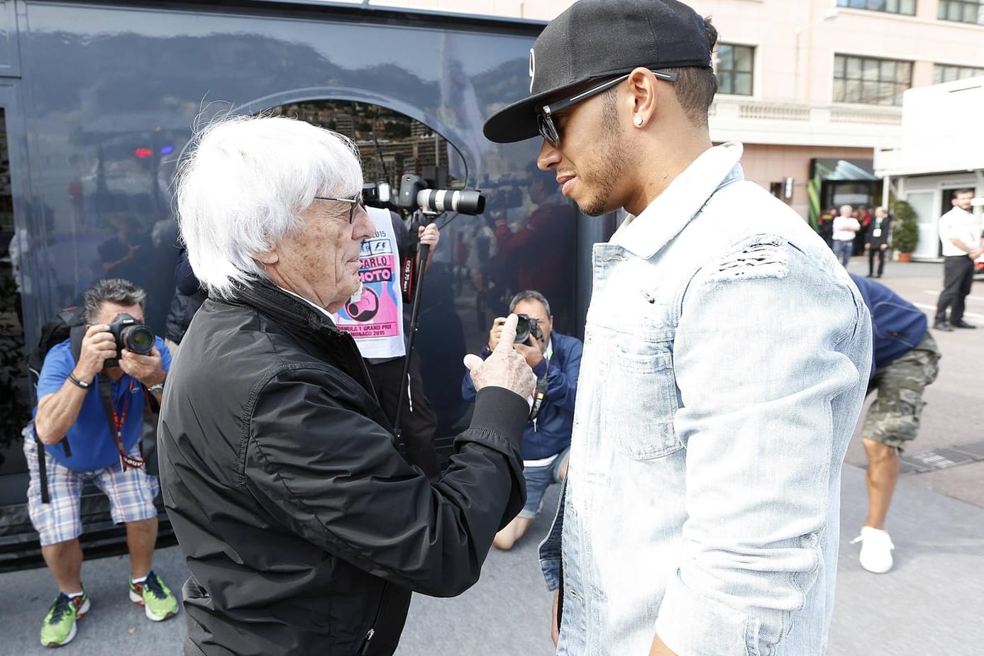 Plausch im Fahrerlager: Während seiner Zeit als Formel-1-Boss traf Bernie Ecclestone (l.) Lewis Hamilton regelmäßig an der Rennstrecke.