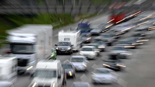 Laut ADAC kam es am Samstagmorgen auf der A7 bereits zu Verkehrsbehinderungen (Archiv). Laut ADAC kam es am Samstagmorgen auf der A7 bereits zu Verkehrsbehinderungen (Archiv).