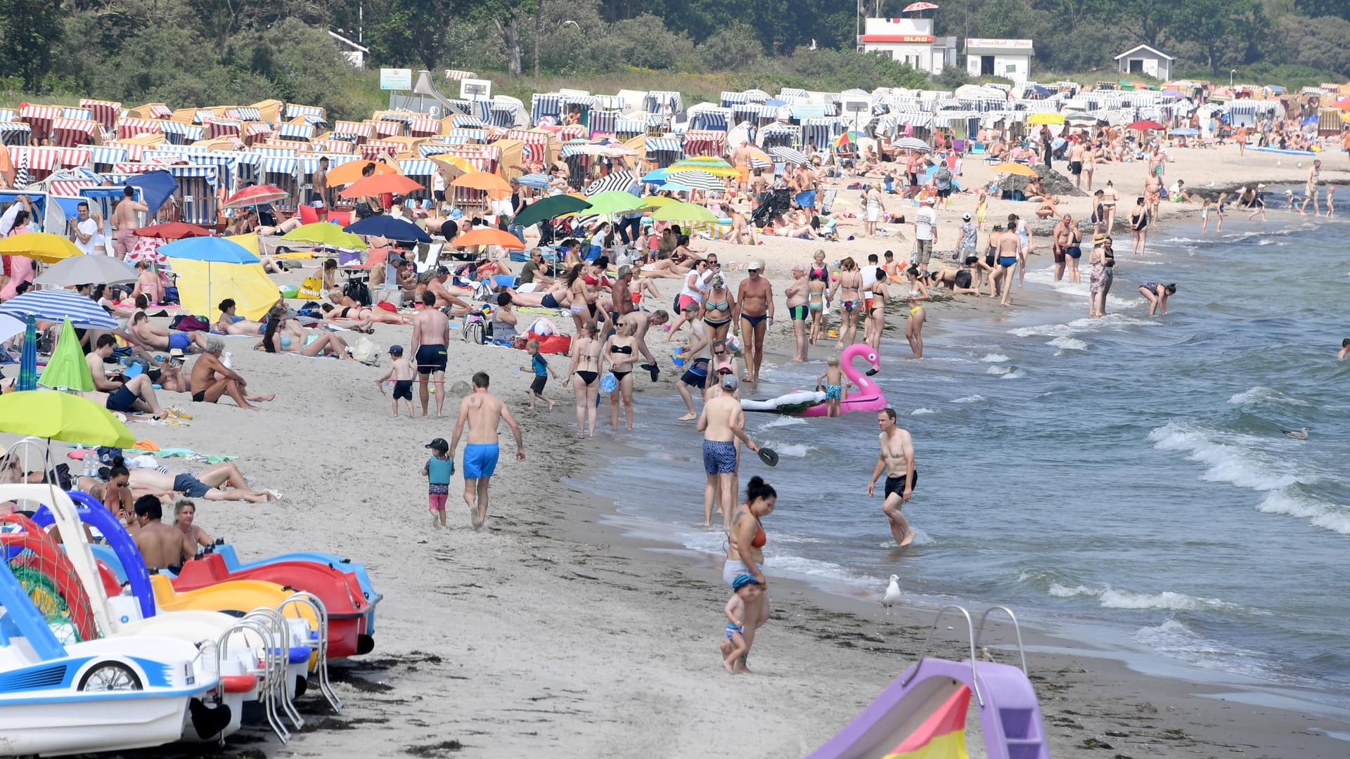 Timmendorfer Strand an der Ostsee: Das heiße Wetter und die beginnende Urlaubssaison zieht Tausende Menschen an Strände und Badeseen.