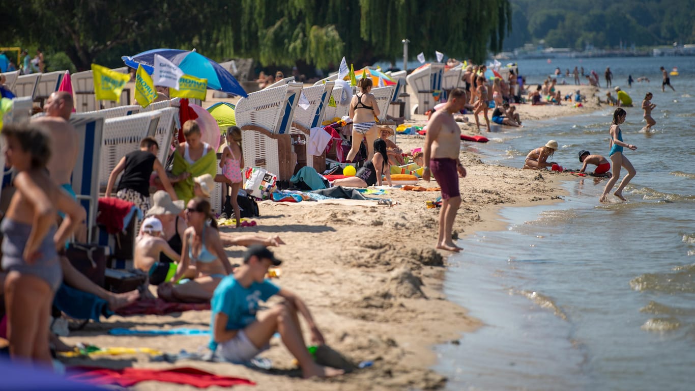 Berliner Strandbad Wannsee: Zahlreiche Menschen verbringen ihre Freizeit bei den heißen Temperaturen an einem der Berliner Seen oder im nahen Brandenburg.