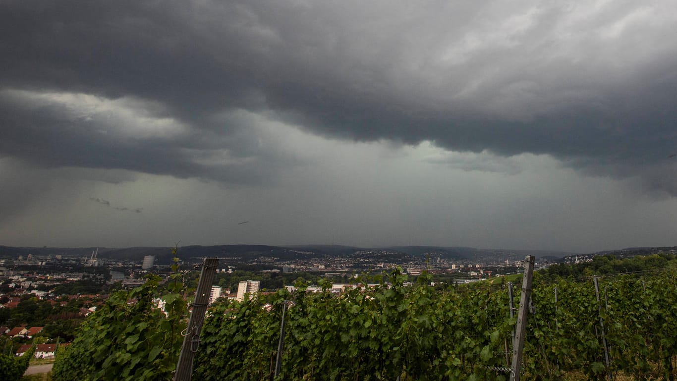 Dunkle Wolken über Stuttgart: In Teilen Deutschlands kann es erneut teils kräftige Gewitter geben.