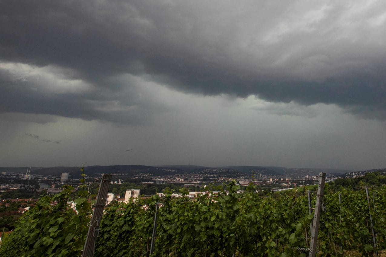 Dunkle Wolken über Stuttgart: In Teilen Deutschlands kann es erneut teils kräftige Gewitter geben.