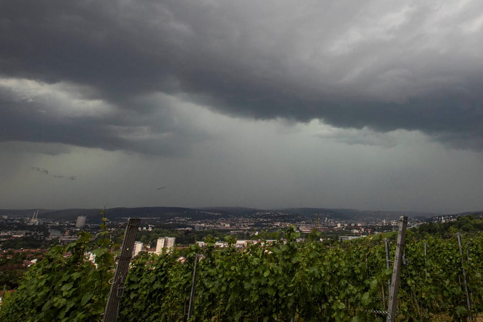 Dunkle Wolken über Stuttgart: In Teilen Deutschlands kann es erneut teils kräftige Gewitter geben.