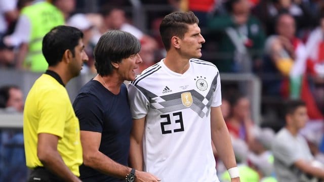 Spricht nur in höchsten Tönen von Mario Gomez (r): Bundestrainer Joachim Löw. Spricht nur in höchsten Tönen von Mario Gomez (r): Bundestrainer Joachim Löw.