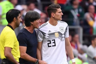 Spricht nur in höchsten Tönen von Mario Gomez (r): Bundestrainer Joachim Löw.
