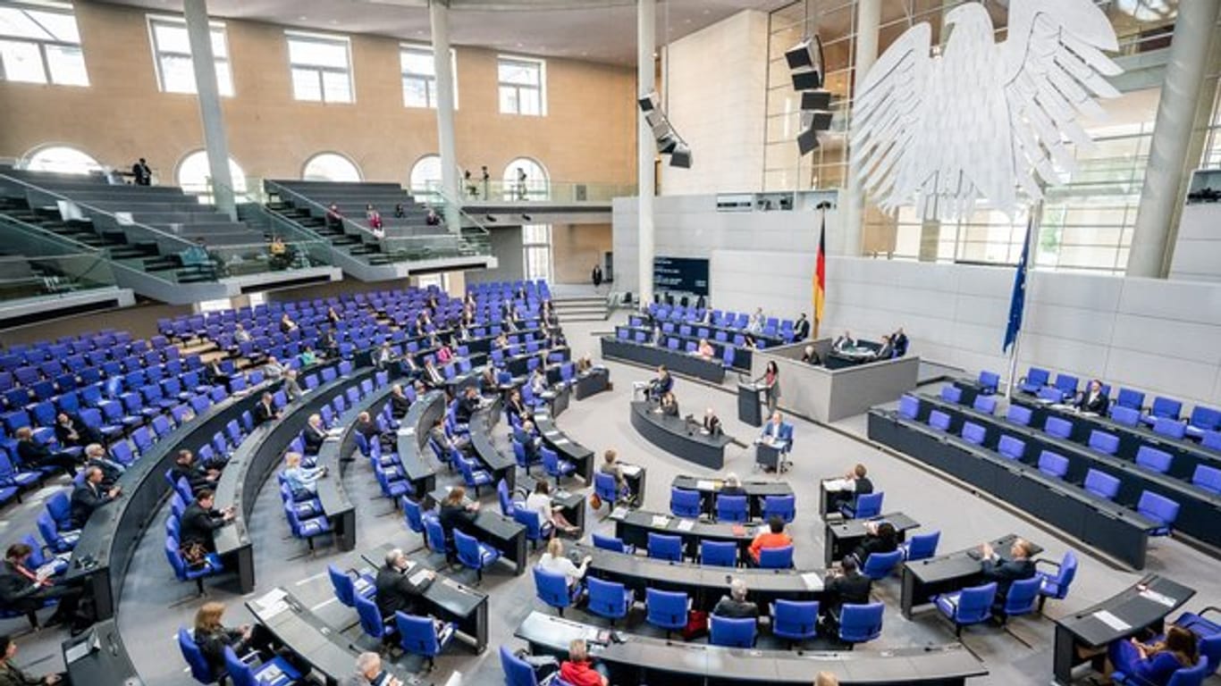 Für die Bundestagswahl 2021 wird ohne Wahlrechtsänderung ein Anwachsen auf 800 oder noch mehr Abgeordnete im Bundestag befürchtet.