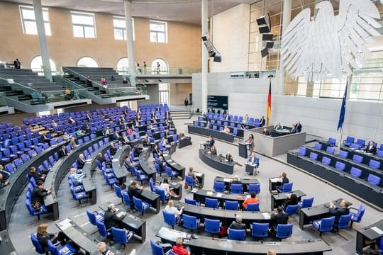 Für die Bundestagswahl 2021 wird ohne Wahlrechtsänderung ein Anwachsen auf 800 oder noch mehr Abgeordnete im Bundestag befürchtet.