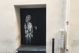 Auf einer Tür beim Pariser Musikclub "Bataclan" ist ein Wandbild zu sehen, das dem britischen Street-Art-Künstler Banksy zugerechnet wird.
