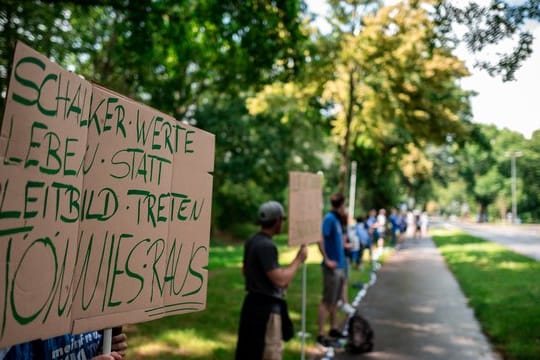 Demonstrierenden Schalke-Fans bilden eine Menschenkette.