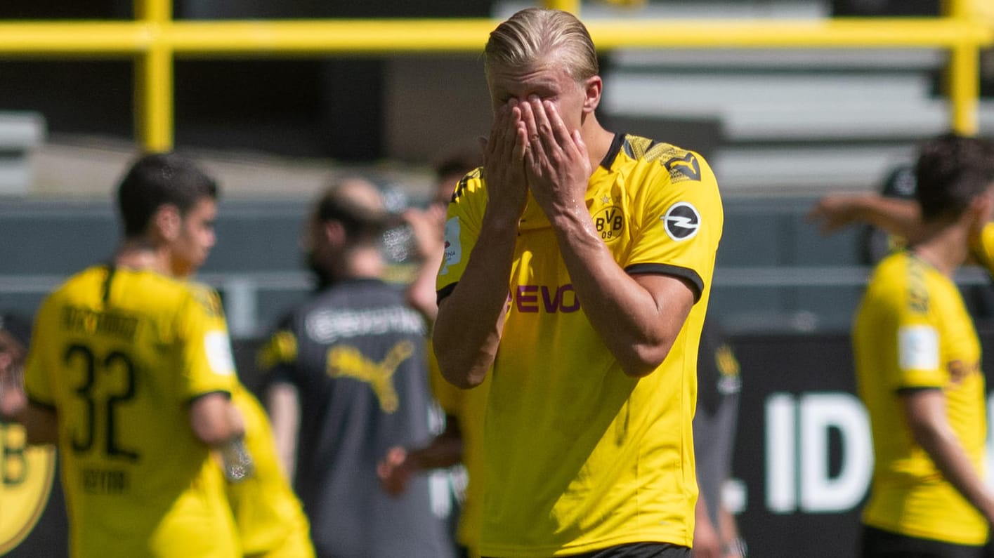 Erling Haaland (m.) kann es kaum glauben: Der BVB hat am letzten Bundesliga-Spieltag eine herbe Enttäuschung erlebt. Erling Haaland (m.) kann es kaum glauben: Der BVB hat am letzten Bundesliga-Spieltag eine herbe Enttäuschung erlebt.