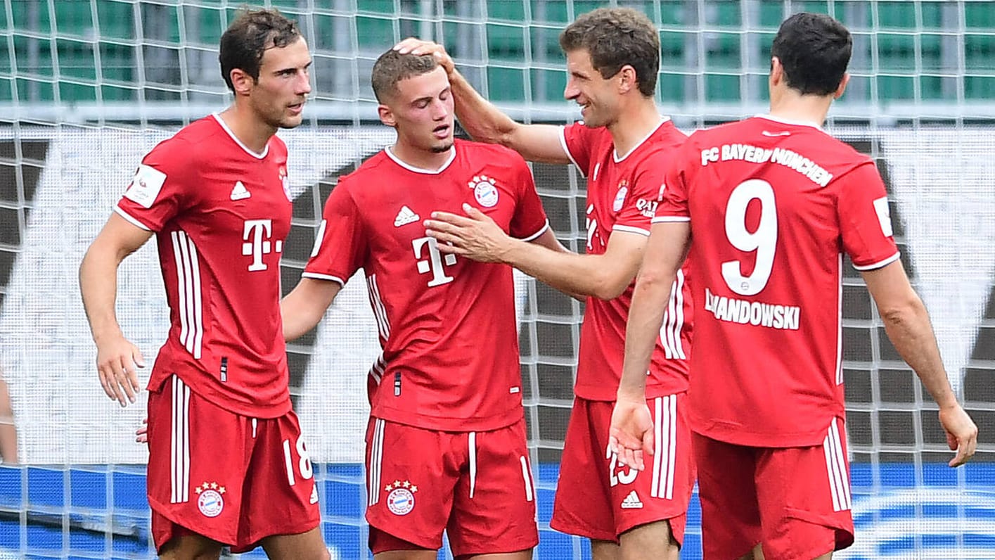 Michael Cuisance (2.v.l.) lässt sich feiern: Der Franzose erzielte sehenswert das zweite Tor der Bayern.