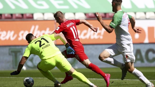 Leipzigs Timo Werner (M) erzielt den Führungstreffer seiner Mannschaft gegen Augsburgs Keeper Koubek (l). Leipzigs Timo Werner (M) erzielt den Führungstreffer seiner Mannschaft gegen Augsburgs Keeper Koubek (l).