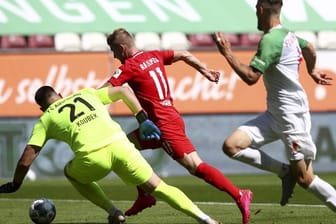 Leipzigs Timo Werner (M) erzielt den Führungstreffer seiner Mannschaft gegen Augsburgs Keeper Koubek (l).