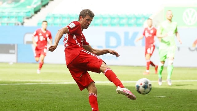 Thomas Müller macht das 100. Thomas Müller macht das 100.
