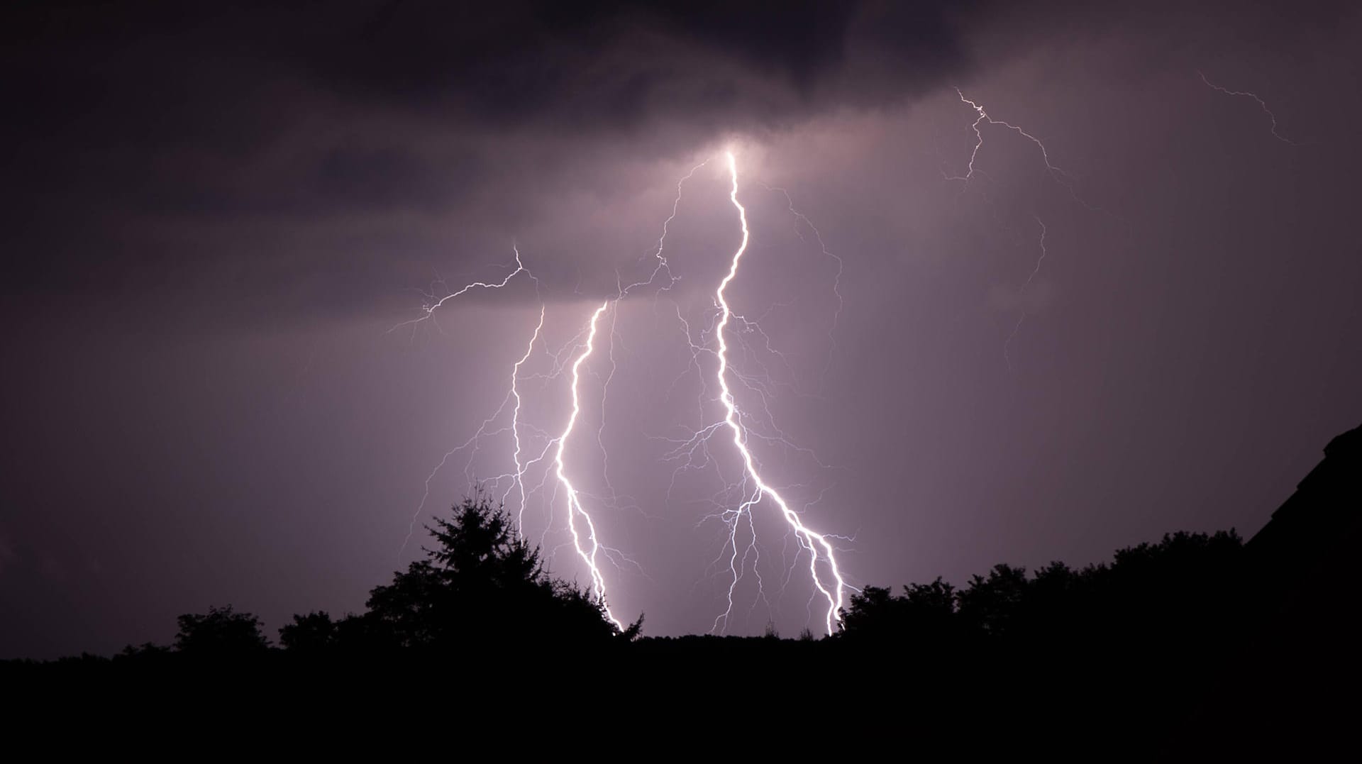 In weiten Teilen des Landes warnt der Deutsche Wetterdienst vor schweren Unwettern. (Symbolfoto)