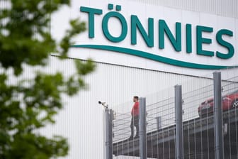 Tönnies-Fleischfabrik in Rheda-Wiedenbrück: Nach den Mitarbeitern wird jetzt die Bevölkerung im Kreis Gütersloh auf das Coronavirus getestet.