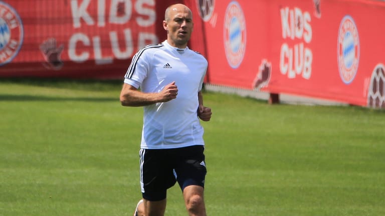 Arjen Robben im Juni auf dem Trainingsgelände des FC Bayern: Der Niederländer hielt sich fit in München, jetzt feiert er sein Comeback.