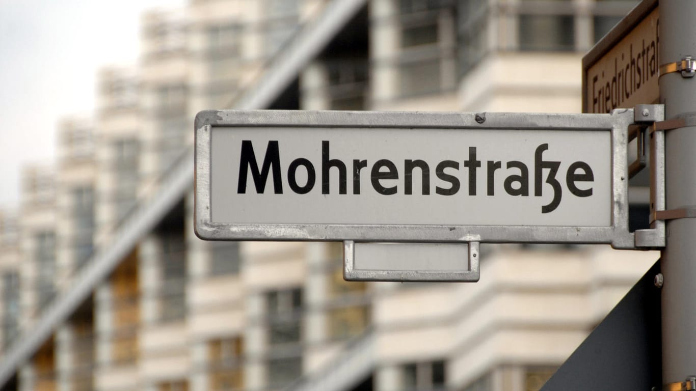 Das Schild zur Mohrenstraße an der Ecke Friedrichstraße in Berlin: Die Berliner Grünen-Fraktionschefin Kapek hat gefordert, den Namen zu ändern.