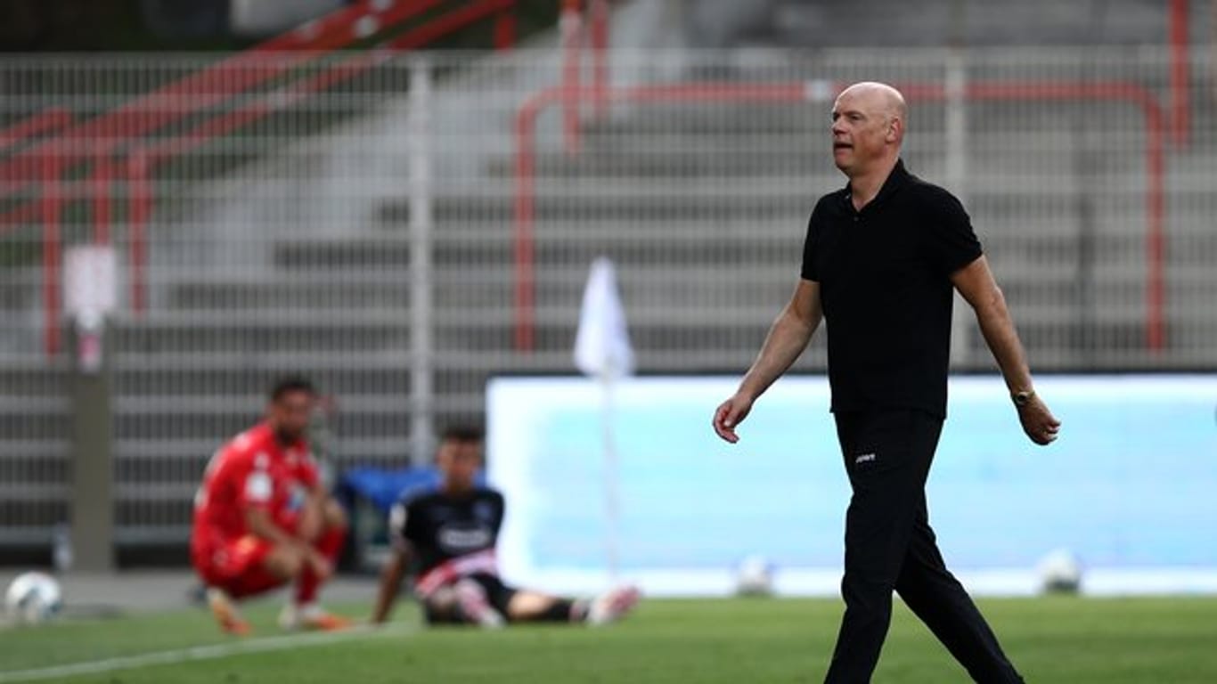 Wird nach dem Abstieg von Fortuna Düsseldorf nicht zurücktreten: Trainer Uwe Rösler.