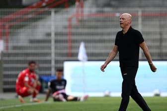 Wird nach dem Abstieg von Fortuna Düsseldorf nicht zurücktreten: Trainer Uwe Rösler.