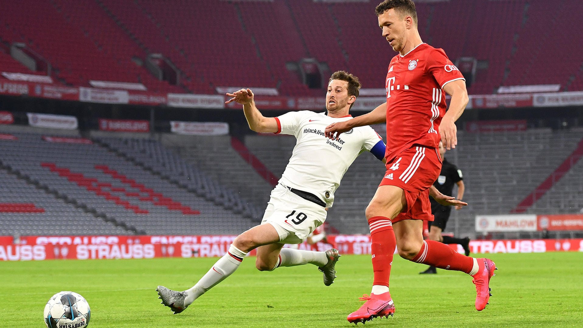 Frankfurts David Abraham (l.) im Duell mit Bayerns Ivan Perisic: Beide Teams wussten in der Corona-Zeit zu überzeugen. Frankfurts David Abraham (l.) im Duell mit Bayerns Ivan Perisic: Beide Teams wussten in der Corona-Zeit zu überzeugen.