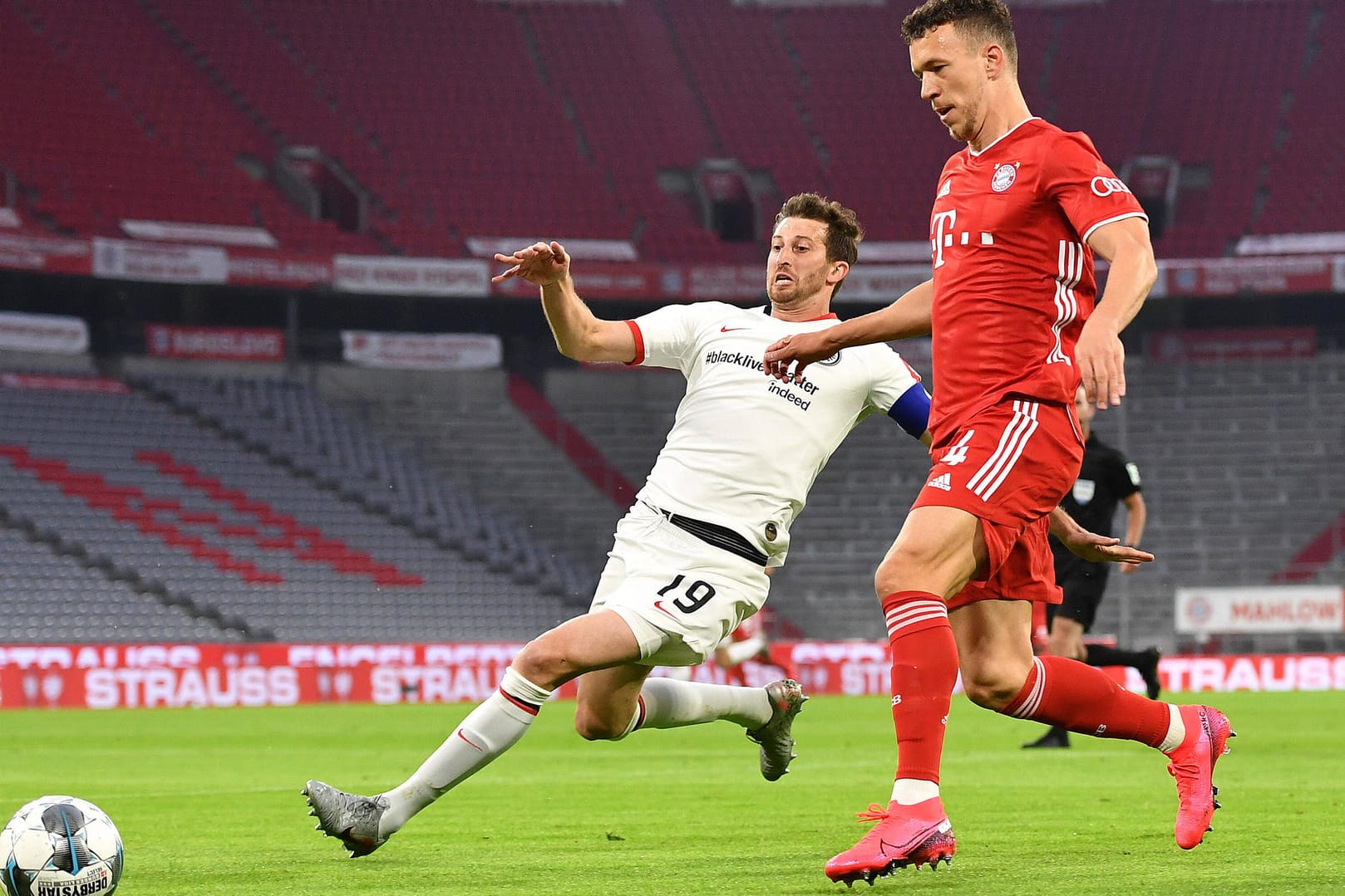 Frankfurts David Abraham (l.) im Duell mit Bayerns Ivan Perisic: Beide Teams wussten in der Corona-Zeit zu überzeugen.