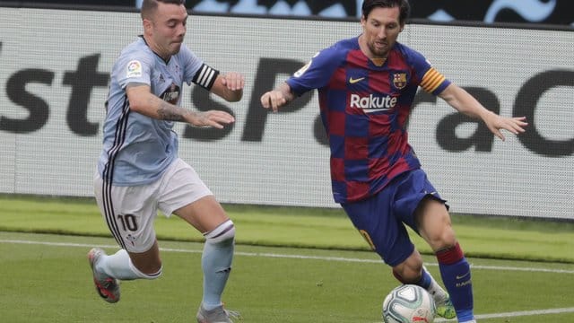 Lionel Messi (r) vom FC Barcelona behauptet den Ballbesitz gegen Celta Vigos Iago Aspas.