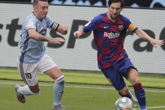 Lionel Messi (r) vom FC Barcelona behauptet den Ballbesitz gegen Celta Vigos Iago Aspas.