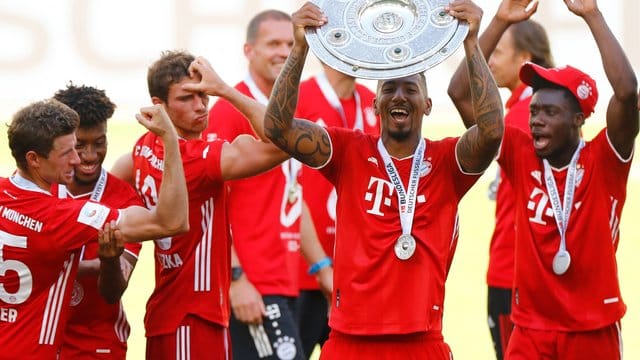 Thomas Müller feiert mit seinen Teamkameraden und Meisterschale. Thomas Müller feiert mit seinen Teamkameraden und Meisterschale.