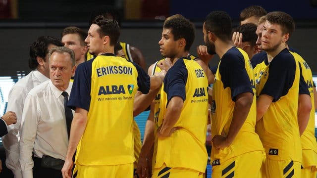 Coach Aito Garcia Reneses (l) ist mit Alba Berlin auf Kurs Richtung Meisterschaft. Coach Aito Garcia Reneses (l) ist mit Alba Berlin auf Kurs Richtung Meisterschaft.