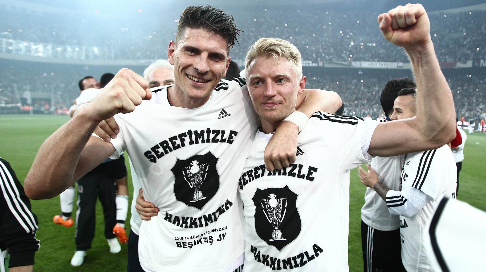 Mario Gomez (li.) und Andreas Beck: Beide feierten zusammen 2016 mit Besiktas Istanbul den Gewinn der türkischen Meisterschaft.