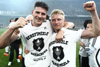 Mario Gomez (li.) und Andreas Beck: Beide feierten zusammen 2016 mit Besiktas Istanbul den Gewinn der türkischen Meisterschaft.