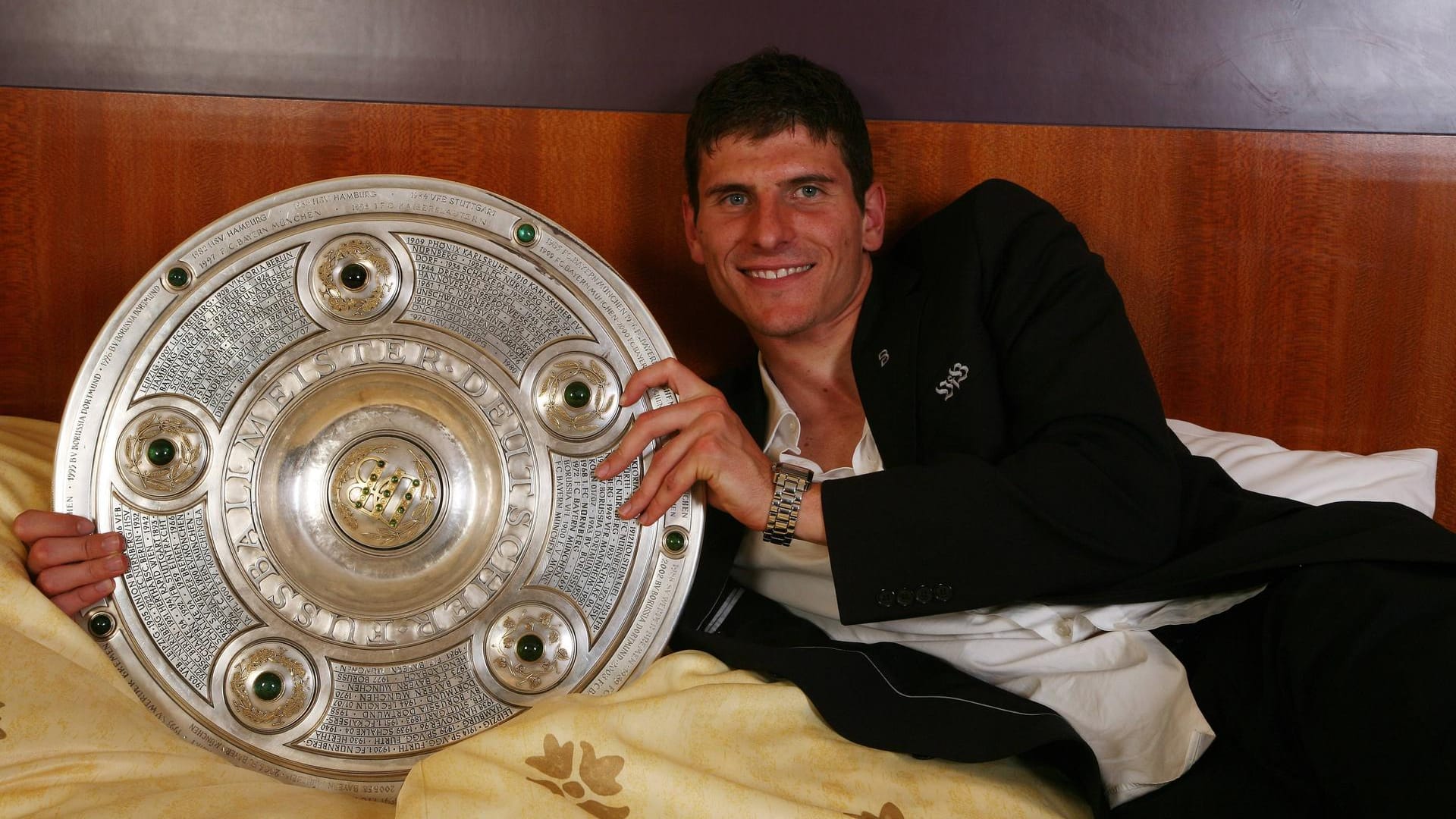 Mario Gomez im Bett : Der damals 21-Jährige feierte im Jahr 2007 die Deutsche Meisterschaft mit dem VfB Stuttgart.