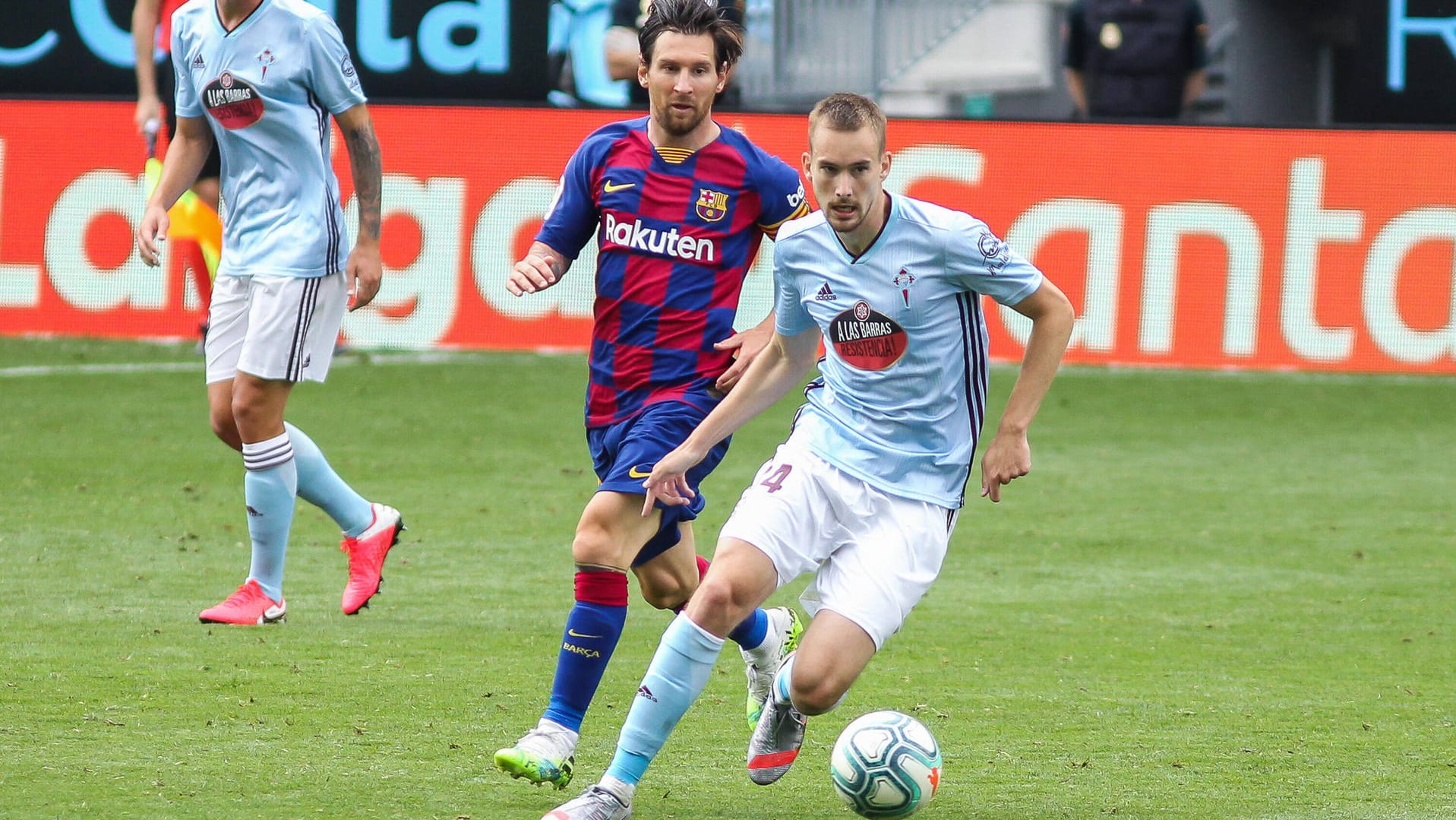 Barcelonas Lionel Messi (m.) im Duell mit Filip Bradaric: Die Katalanen haben wichtige Punkte liegen gelassen.