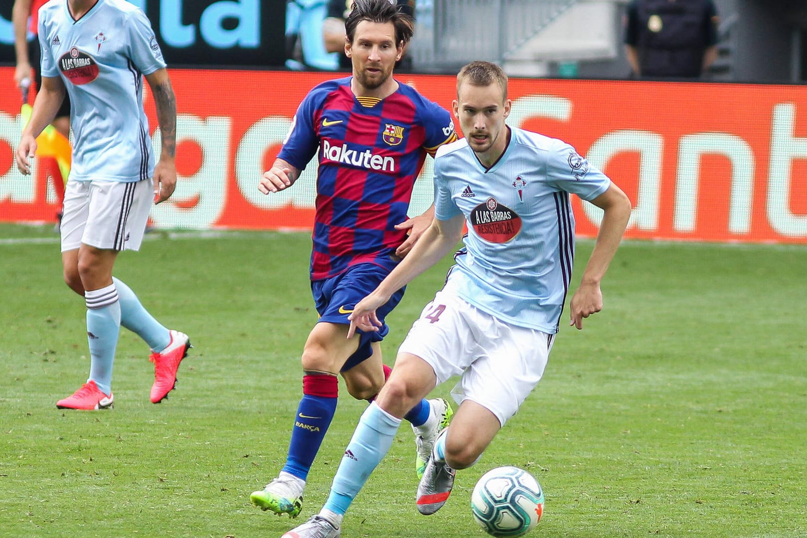 Barcelonas Lionel Messi (m.) im Duell mit Filip Bradaric: Die Katalanen haben wichtige Punkte liegen gelassen.