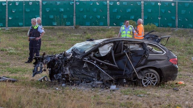 Einsatzkräfte neben dem Unfallfahrzeug am Autobahnkreuz Holz in Nordrherin-Westfalen: Der Fahrer starb noch vor Ort. Einsatzkräfte neben dem Unfallfahrzeug am Autobahnkreuz Holz in Nordrherin-Westfalen: Der Fahrer starb noch vor Ort.