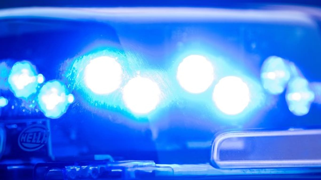 Blaulicht an einer Polizeistreife: Die Frau in Wasserburg am Bodensee erlag noch vor Ort ihren Verletzungen. (Symbolfoto)