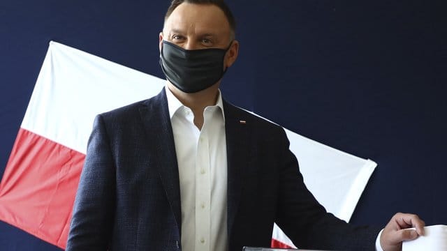 Andrzej Duda bei der Stimmabgabe in einem Wahllokal in Krakau. Andrzej Duda bei der Stimmabgabe in einem Wahllokal in Krakau.