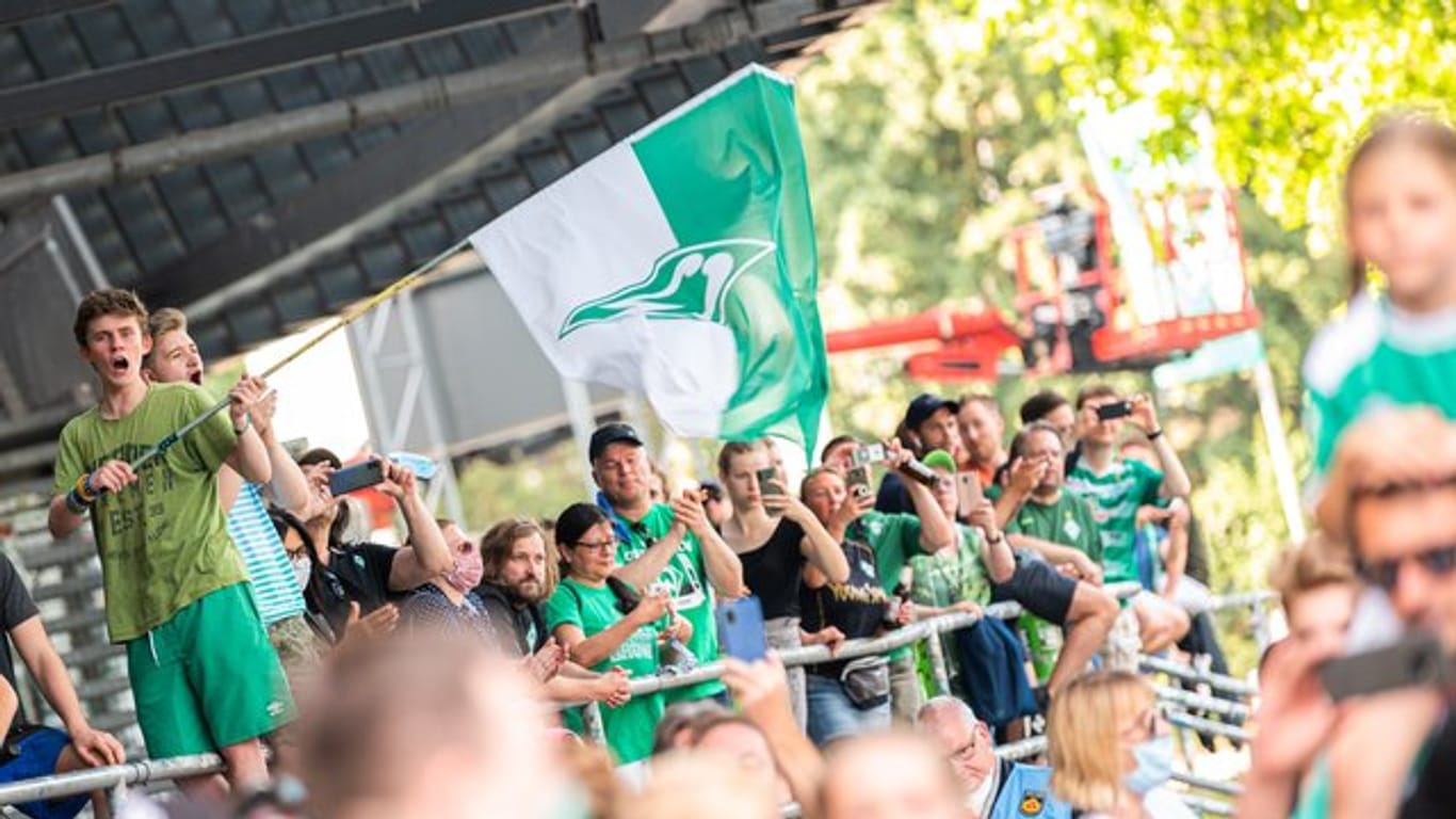 Werder Bremen Fans freuen sich: Nach dem Sieg ihrer Mannschaft über den FC Köln liegt der Aufstieg wieder in den eigenen Händen.