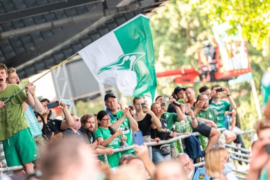Werder Bremen Fans freuen sich: Nach dem Sieg ihrer Mannschaft über den FC Köln liegt der Aufstieg wieder in den eigenen Händen.