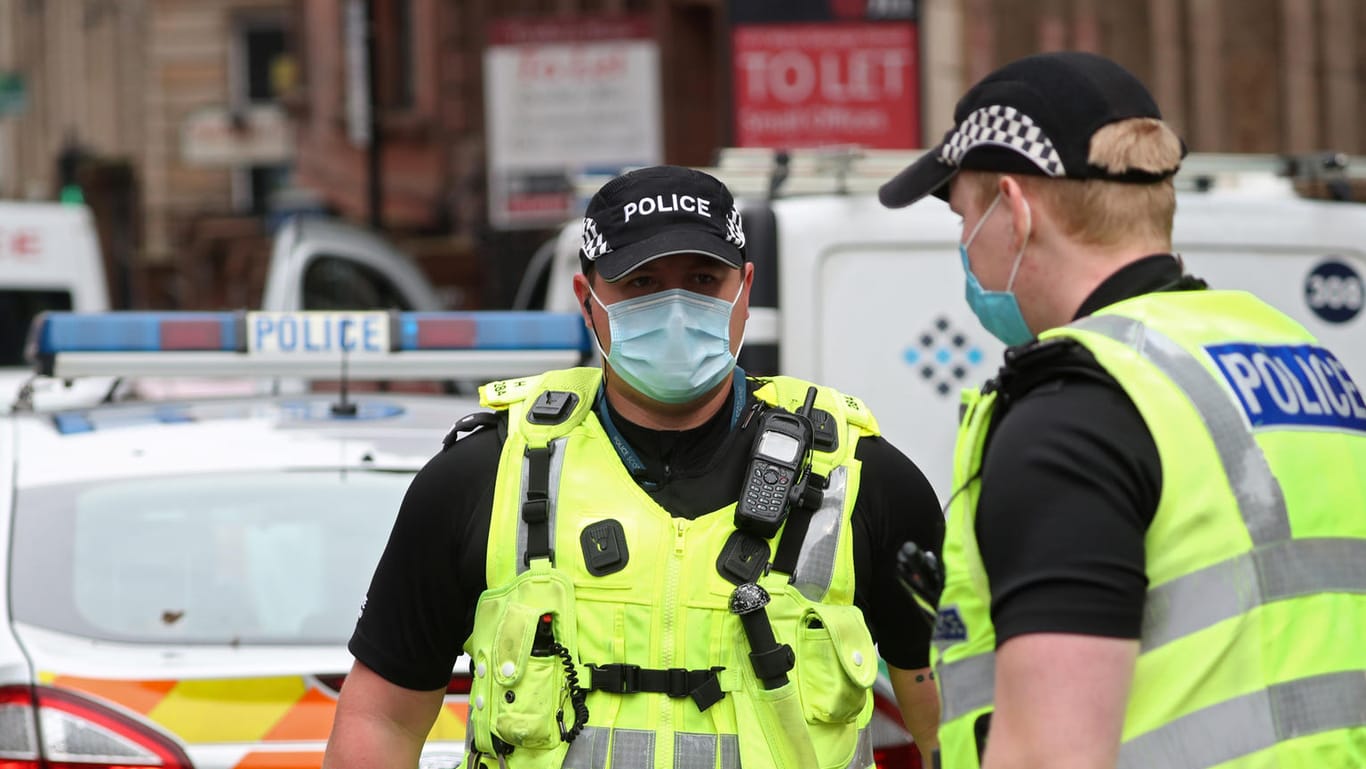 Schottische Polizei am Tatort: Der Messerstecher von Glasgow ist identifiziert.