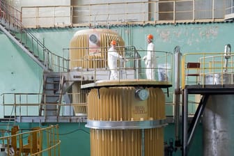 Arbeiter in einer russischen Wiederaufbereitungsanlage für Brennstäbe: Gab es in einer russischen Atomanlage einen Zwischenfall?