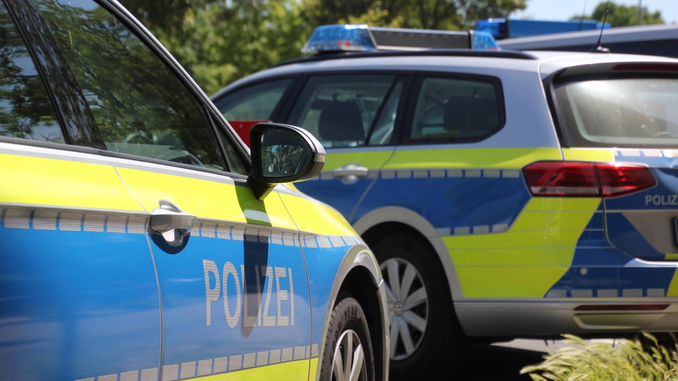 Polizeiwagen im Einsatz (Symbolfoto): Im hessischen Trebur kam es zu einem schrecklichen Schwimmunglück.
