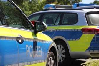 Polizeiwagen im Einsatz (Symbolfoto): Im hessischen Trebur kam es zu einem schrecklichen Schwimmunglück.