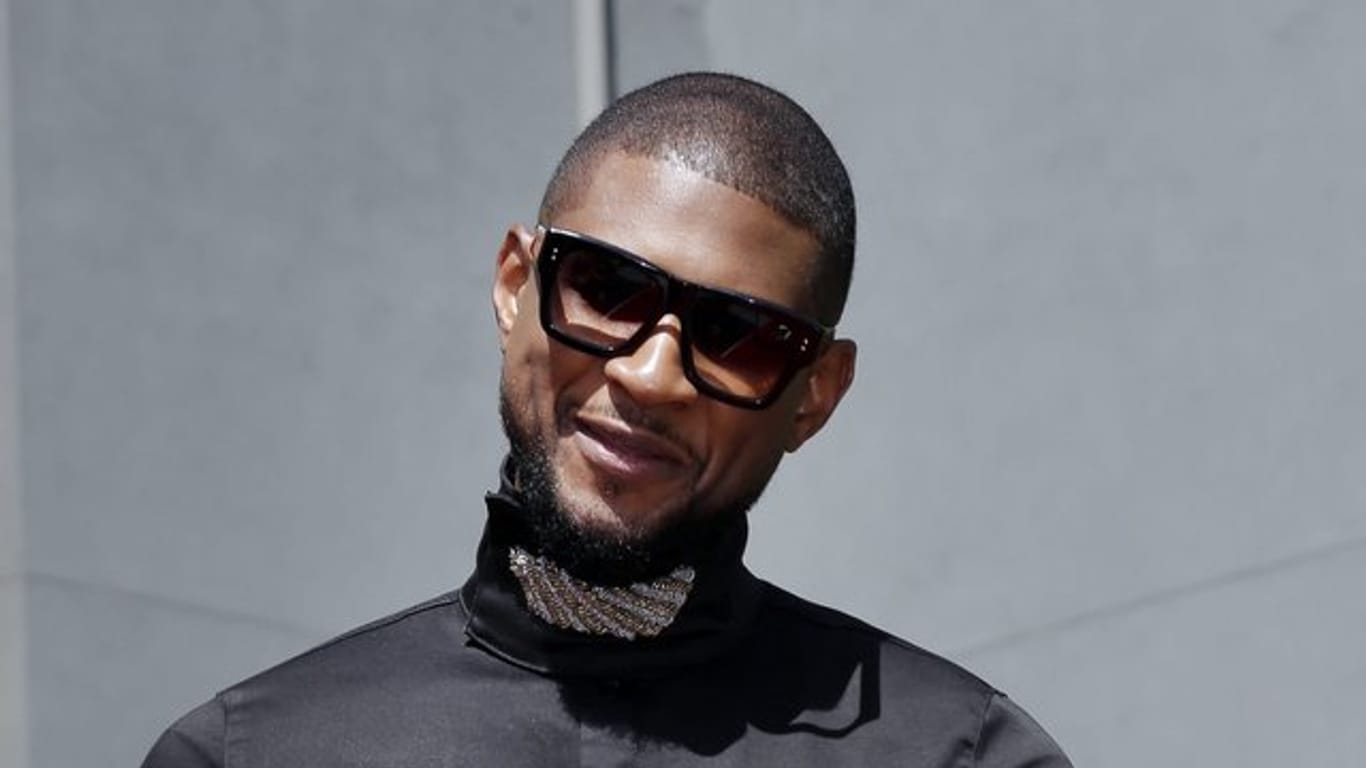 Bei seinem Auftritt erinnerte Usher an George Floyd.